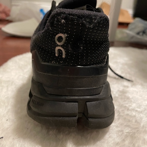 The Running-On-Cloud “Cloud Waterproof” Size 8.5 Used for 2 months, AMAZING!!! - Picture 4 of 5